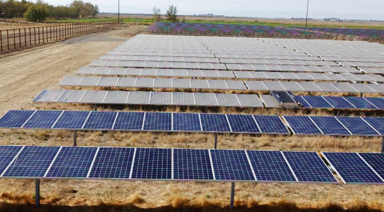 Vệ sinh pin năng lượng mặt trời bằng máy