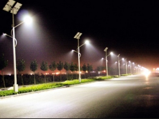 Sử dụng đèn tích điện năng lượng mặt trời chiếu sáng đường phố