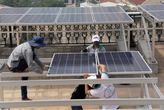Nhân viên gpsolar lắp đặt điện mặt trời