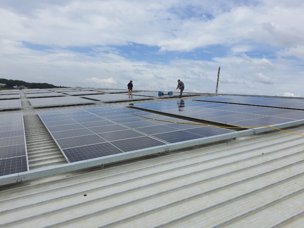 Bán robot vệ sinh pin năng lượng mặt trời