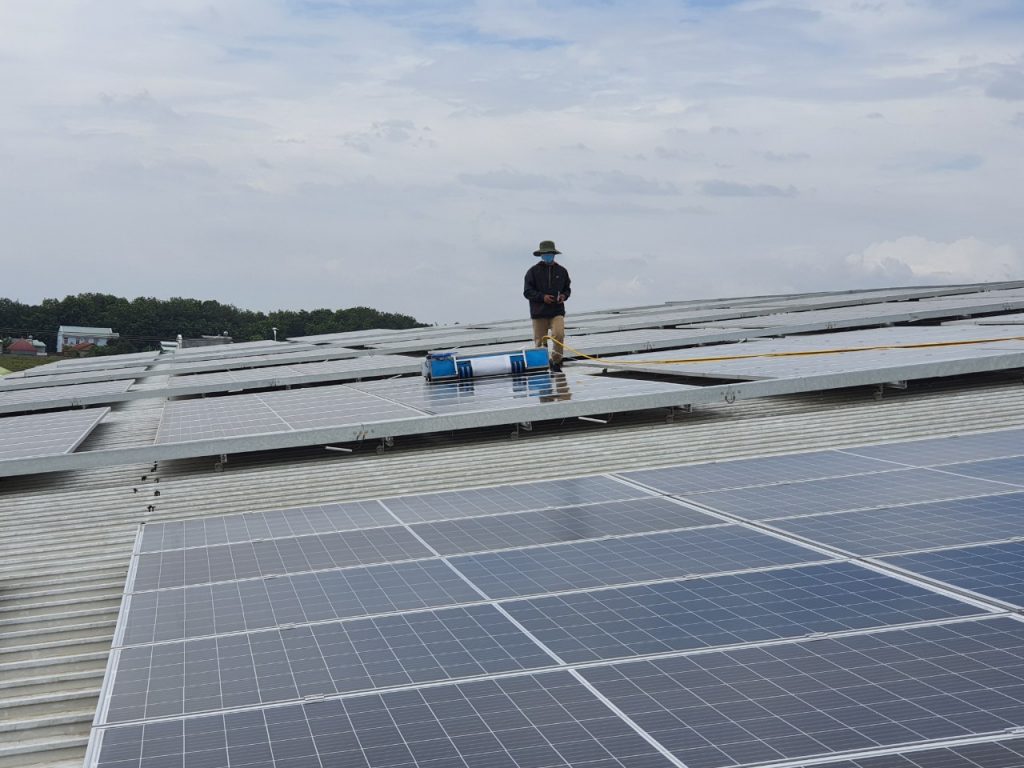 GPsolar hỗ trợ khách hàng vệ sinh pin