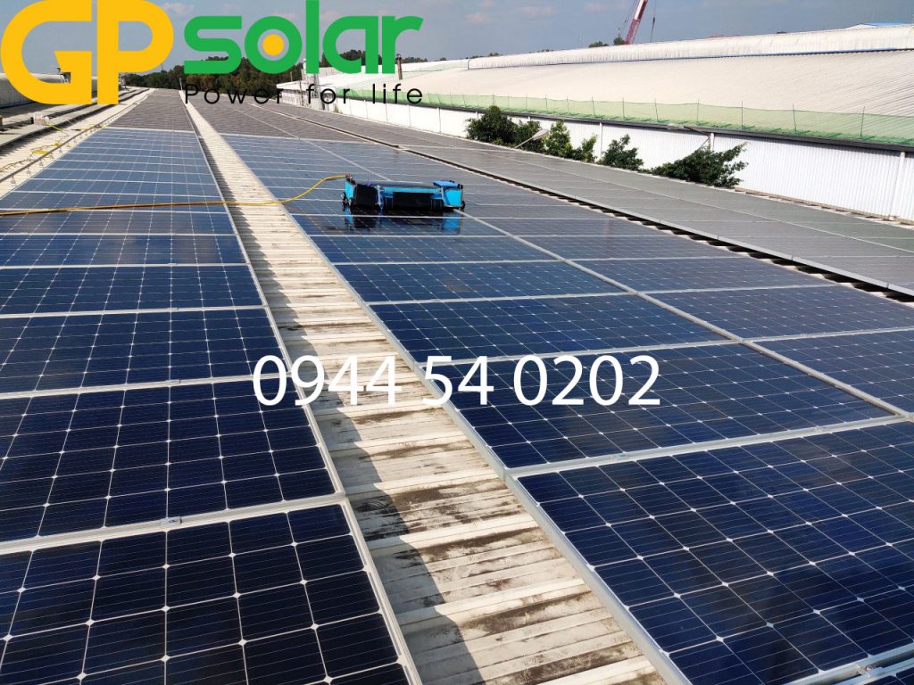 GPsolar ve sinh pin mat troi cho khach hang | GPsolar