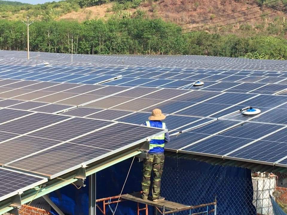 choi cua gpsolar dang lau he thong pin mat troiu | GPsolar