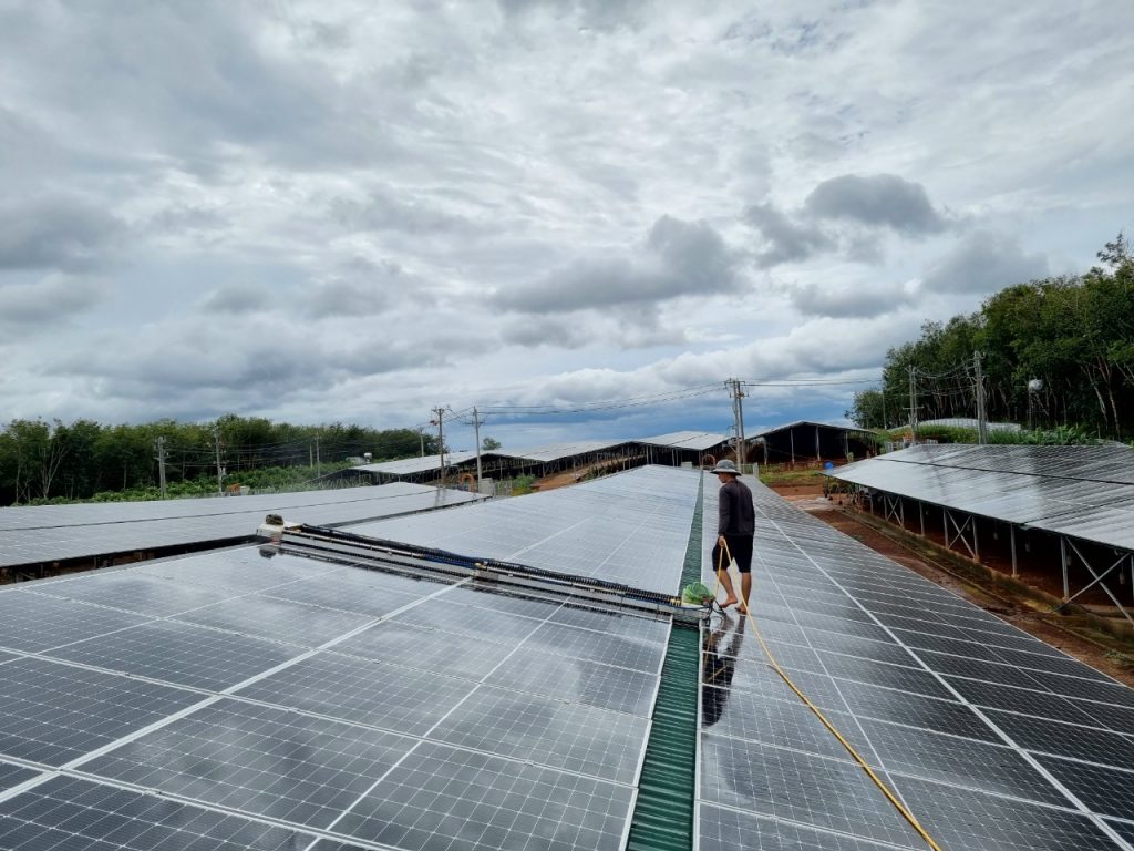 Không dễ khi thuê dịch vụ rửa và vệ sinh pin mặt trời Không dễ khi thuê dịch vụ rửa và vệ sinh pin mặt trời