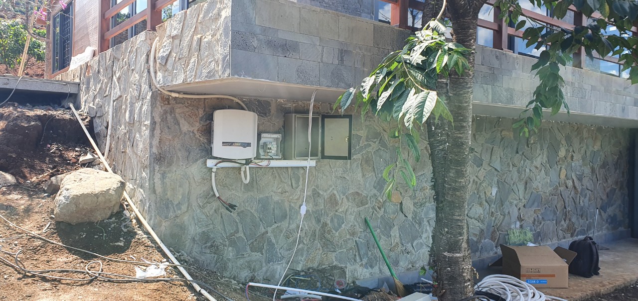 Tương lai điện mặt trời và giá thành lắp điện mặt trời 2023 | GPsolar inverter lắp đặt dưới các tấm pin