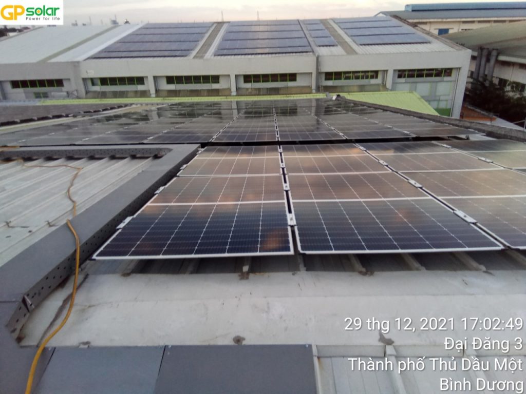 Dự án rửa pin mặt trời 1MWp tại Thủ Dầu Một, Bình Dương | GPsolar Gpsolar sử dụng robot chuyên dụng để rửa hệ thống pin