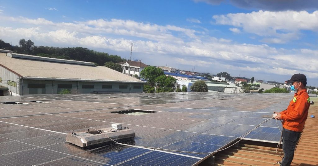 ky thuat vien su dung robot de rua pin | GPsolar