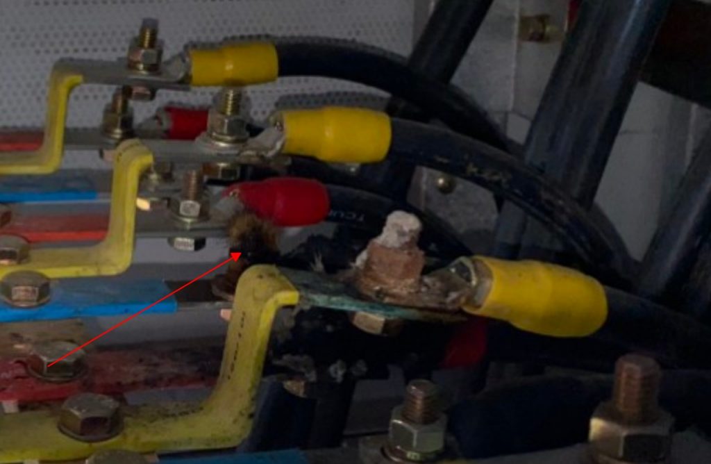 Kiểm tra và sửa chữa chạm máng dây DC hệ thống điện mặt trời mái nhà | GPsolar chuot chui vao tu dien mat troi | GPsolar