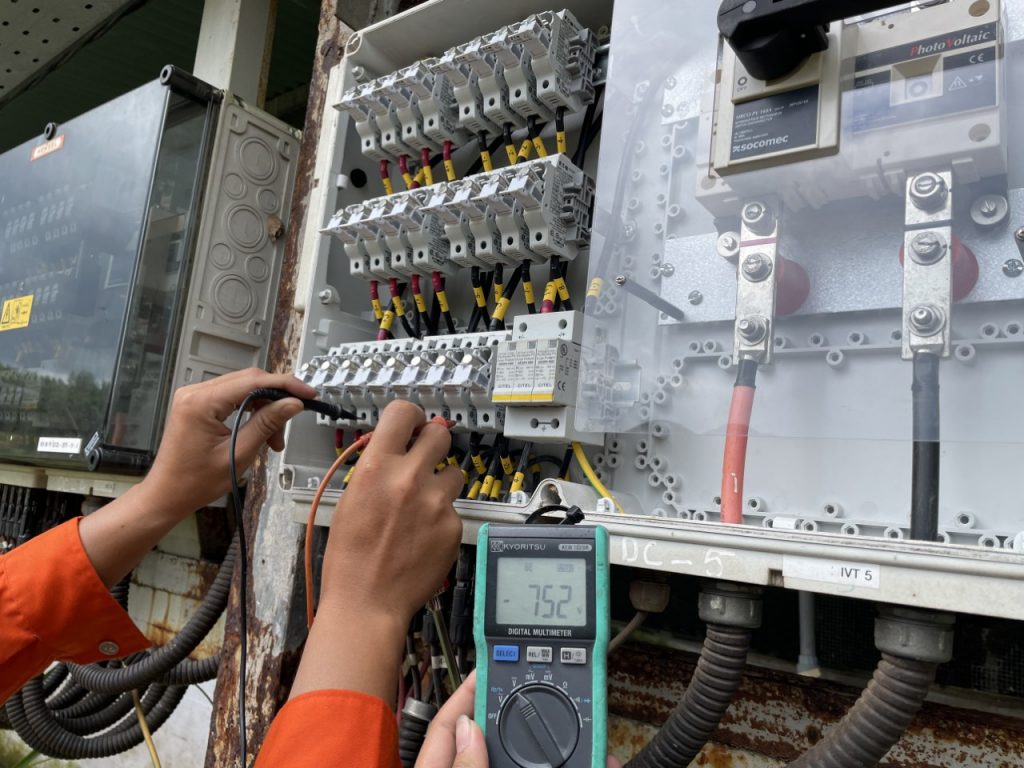 Kiểm tra và sửa chữa chạm máng dây DC hệ thống điện mặt trời mái nhà | GPsolar kiem tra cham mang DC he thong dien mat troi | GPsolar