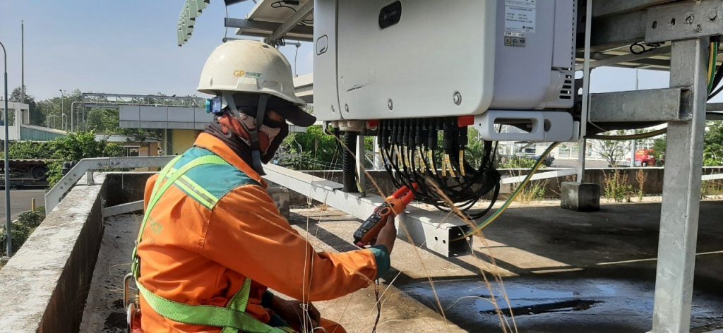 kiem tra sua chua inverter van hanh dien mat troi ap mai | GPsolar
