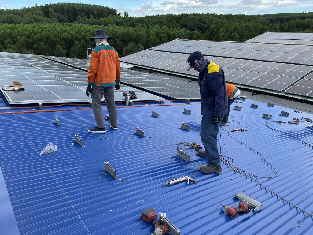 Cải tạo thay tôn mới sửa chữa hệ thống điện mặt trời áp mái