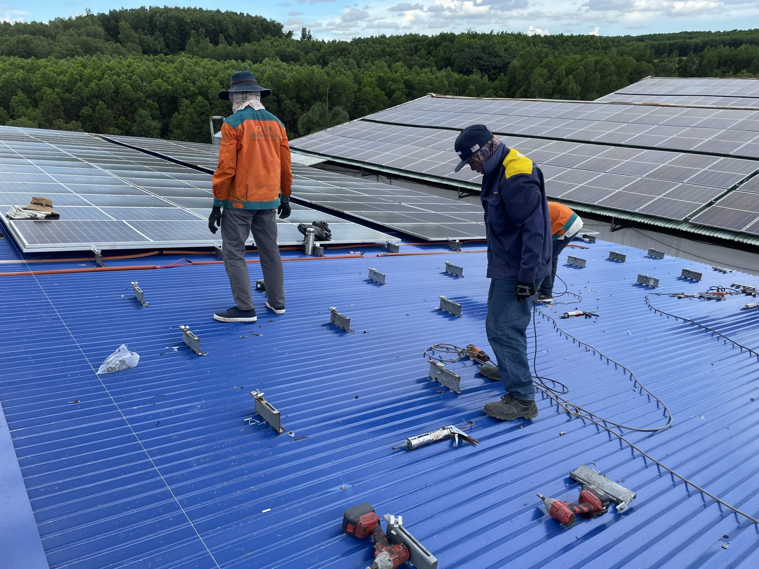 Cải tạo thay tôn mới sửa chữa hệ thống điện mặt trời áp mái